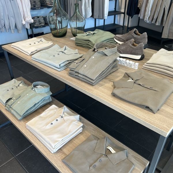 Foto toont diverse items in de winkel van Jan de Cock in Tilburg